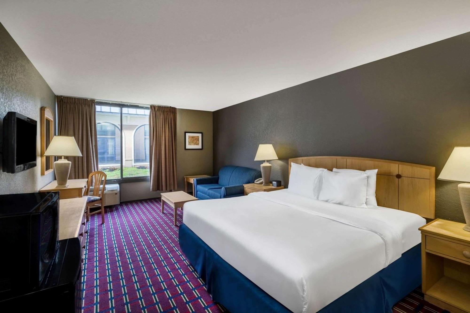 Deluxe King Room - Non-Smoking