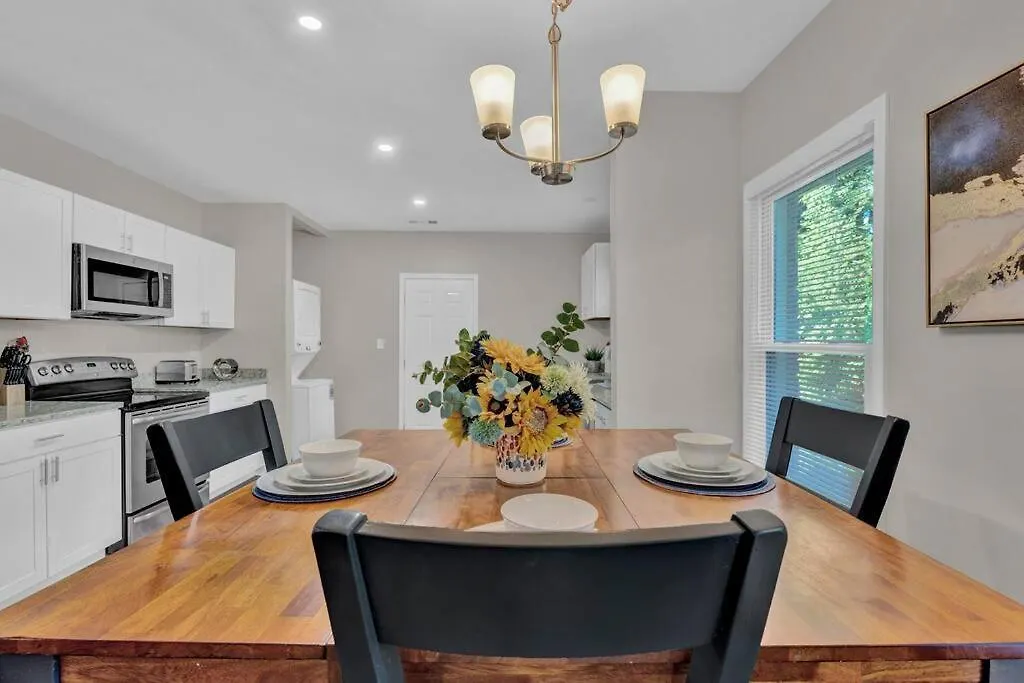 Freshly Renovated 3 Bedroom 1 Bath Cottage Home!-1