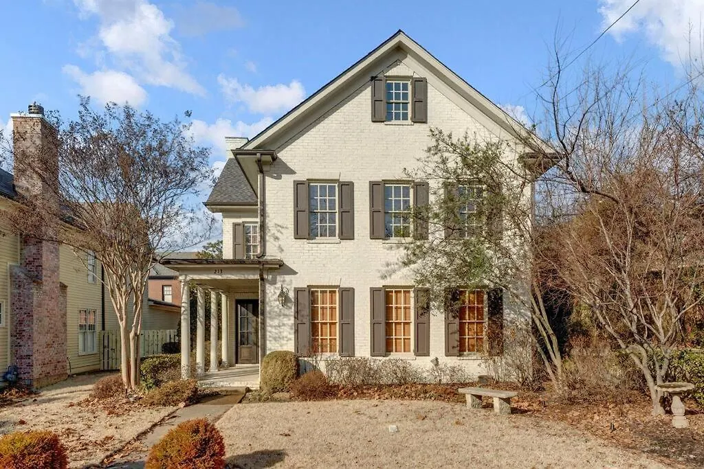 Luxury Home With Outdoor Patio And Game Room-1