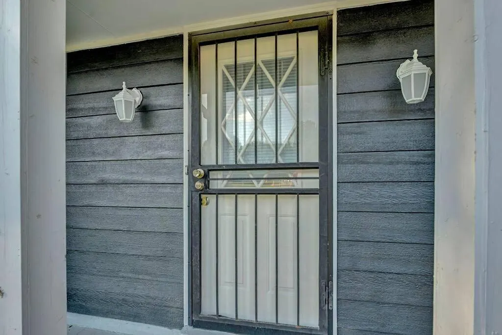 Glamorous 3Br 2Ba House W/ Large Fenced Backyard-1
