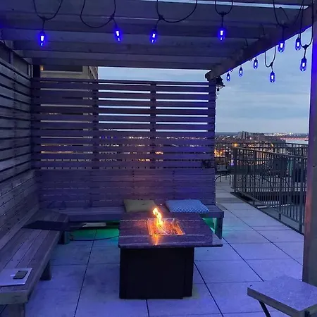 Luxurious Penthouse With City Views In Downtown-3