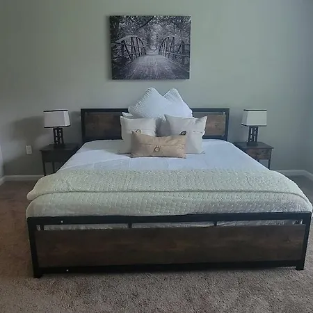 Luxury 2 Bedroom 2 Bath And 1 Car Garage With Pool-3