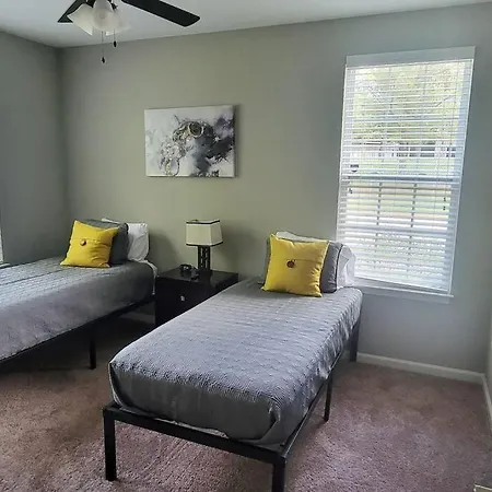 Luxury 2 Bedroom 2 Bath And 1 Car Garage With Pool-2