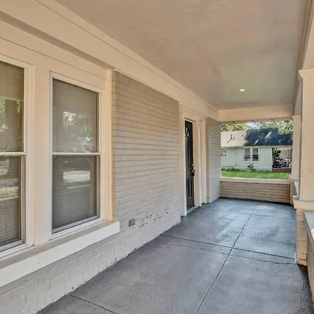 Freshly Renovated 3 Bedroom 1 Bath Cottage Home!-3