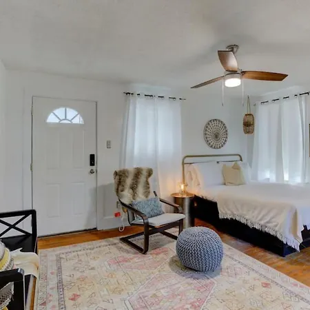 Studio Oasis Private Patio Super Walkable Midtown-2
