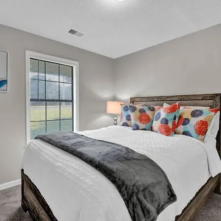 Glamorous 3Br 2Ba House W/ Large Fenced Backyard-3