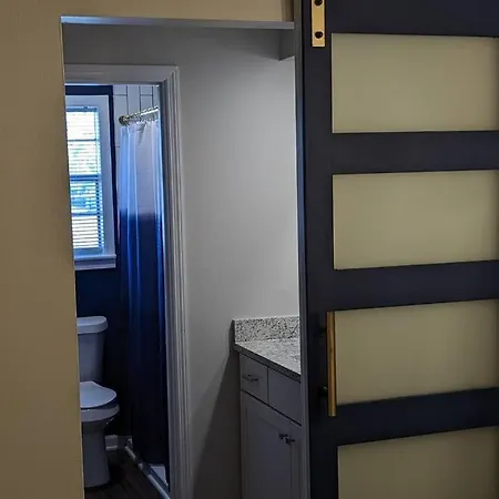 Affordable Luxury Apartment - Free Parking-3