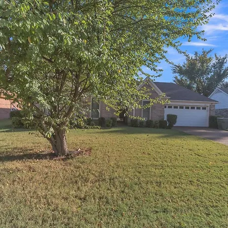 Charming Home Near Memphis Airport Free Parking-3