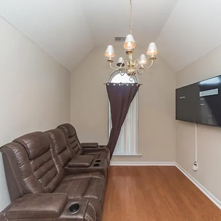 Charming Home Near Memphis Airport Free Parking-2