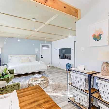 The Moose #6 - Modern Luxe Studio With Free Parking & King Bed-3