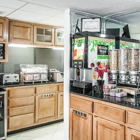 Econo Lodge Inn & Suites Memphis East-3